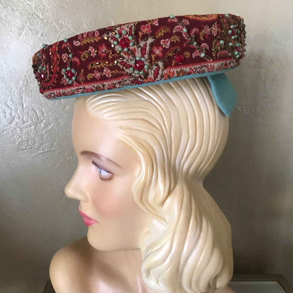 EXQUISITE DESIGNER 1940s' MULTI-COLOR FABRIC & FELT HAT